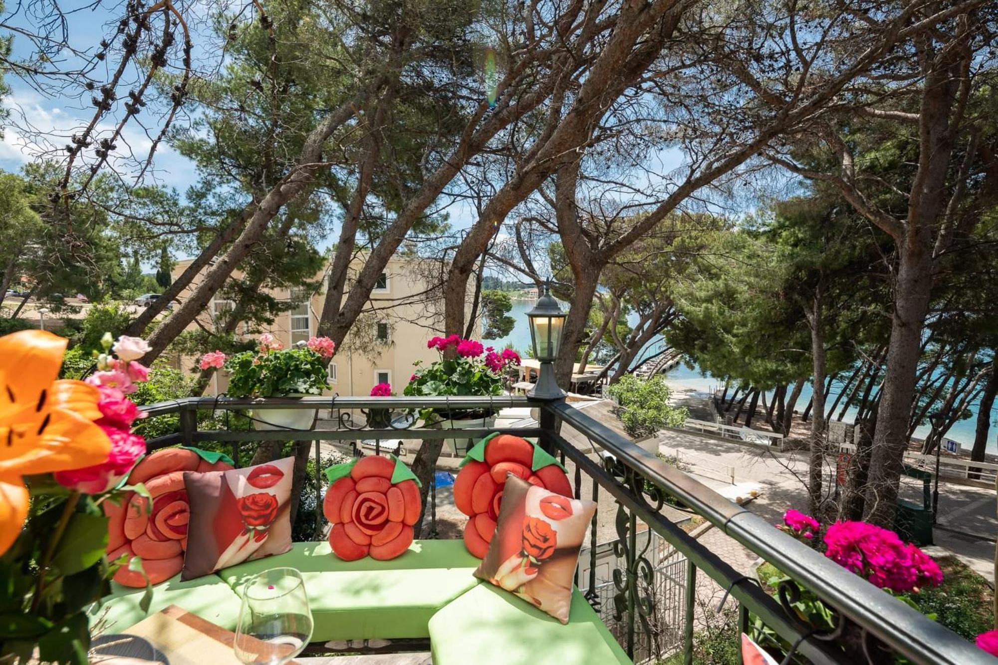 Beachfront Apartment Romilda Makarska Bagian luar foto